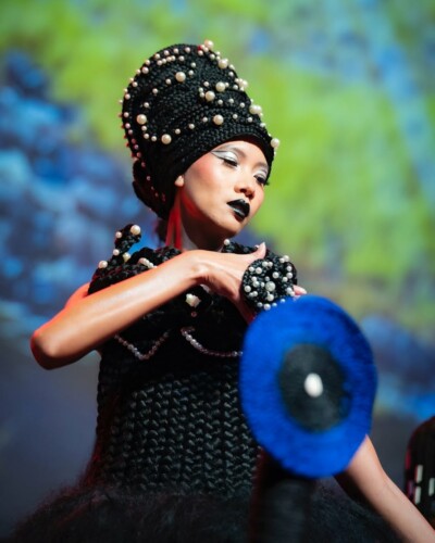 Ici Murielle Kabyle rend le cheveux une partie intégrante de notre identité